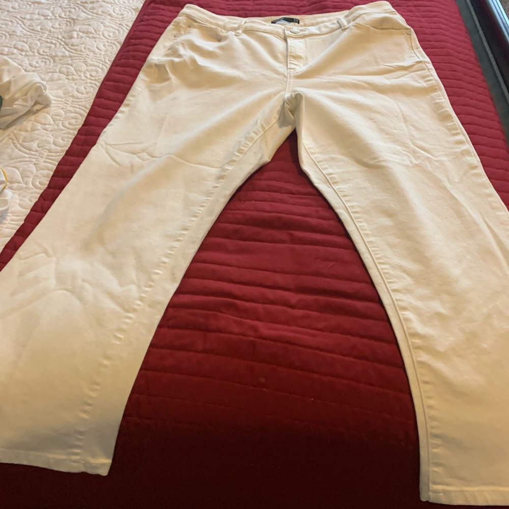 Simply VeraWang stretch white jeans. Crop size 16